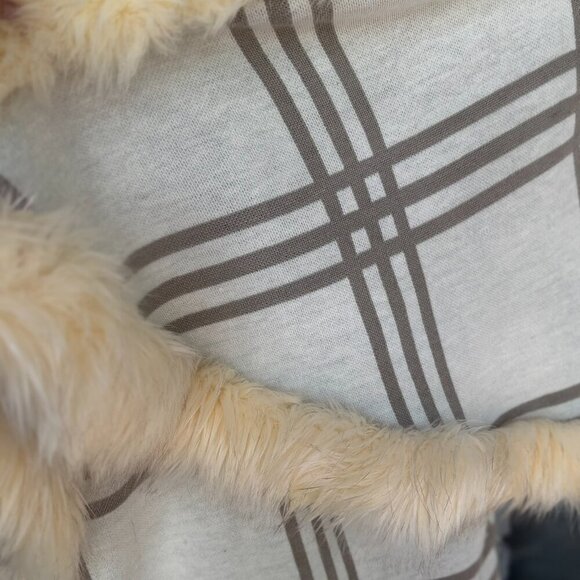 Cozy & Elegant Chic Plaid Faux Fur Trim Cape Shawl – Winter Fashion - Picture 9 of 9